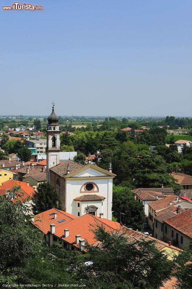 Immagine La Cattedrale di Monselice, borgo del Veneto, Italia. Ristrutturata nel corso del '700, questa chiesa ospita al suo interno pregevoli opere d'arte fra cui l'altare marmoreo attribuito al Torretto e una serie di dipinti della scuola di Gaspare Diziani. E' meta di fedeli soprattutto in occasione della festa di Santa Lucia che viene celebrata il 13 Dicembre - © Vereshchagin Dmitry / Shutterstock.com