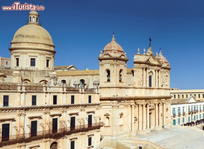 Immagine La Cattedrale di Noto baciata dal sole della Sicilia - situata in cima ad un'elegante scalinata, la bellissimo Cattedrale di San Nicolò è un vero gioiello barocco, costruito tra il 1694 e il 1703, anni d'oro di questo splendido movimento che ha interessato l'Italia e, con particolare accento, la Sicilia. - © Circumnavigation / Shutterstock.com