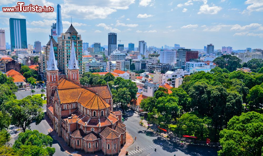 Immagine La cattedrale di Notre Dame a Ho Chi Minh City (Saigon) costruita dai francesi nella seconda metà del XIX secolo.