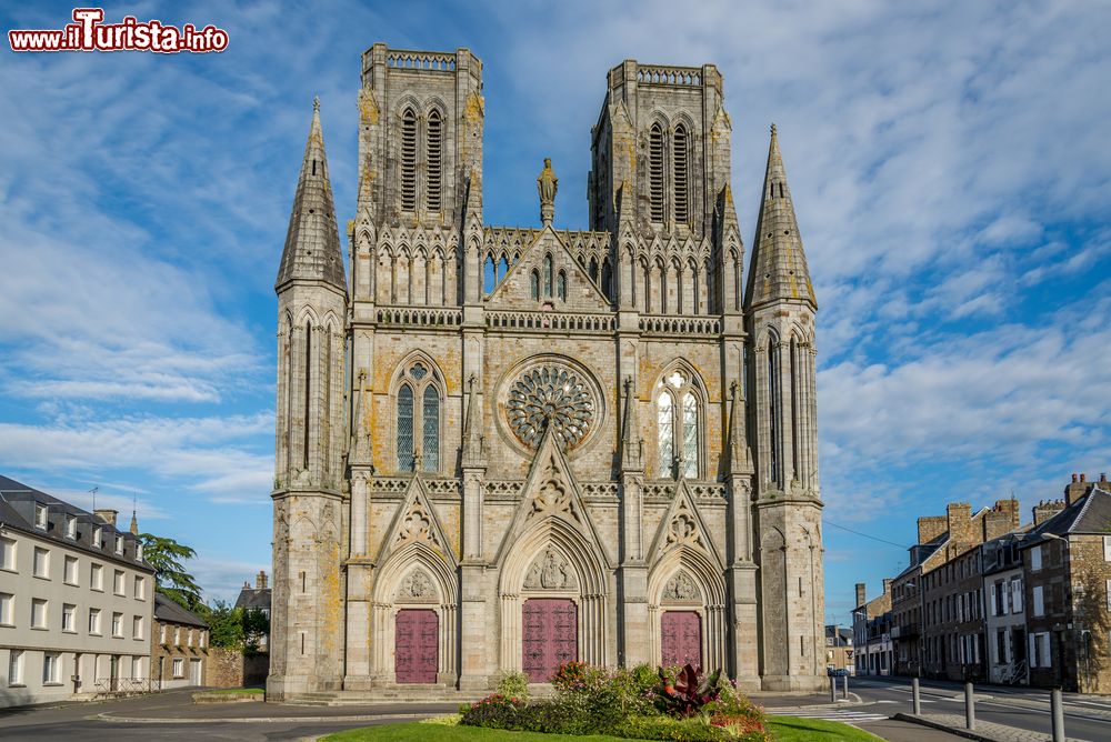 Immagine La Cattedrale di Notre Dame des Champs ad Avranches in Bassa Normandia, Francia