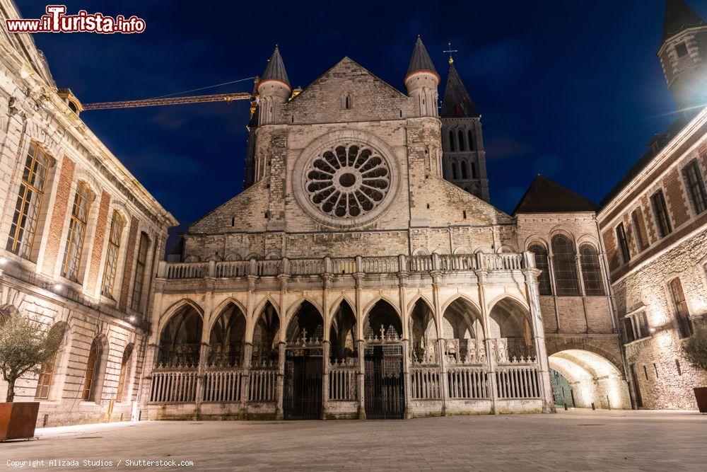 Immagine La cattedrale di Notre Dame di Tournai, Belgio, by night. Il nucleo originario risale al VI° secolo poi sostituito da una pianta basilicale nel IX° secolo - © Alizada Studios / Shutterstock.com