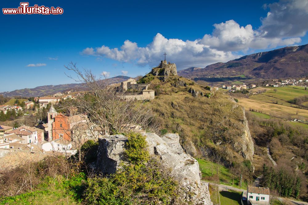 Immagine La cattedrale di Pennabilli con i ruderi del castello di Billi sullo sfondo, Emilia Romagna.