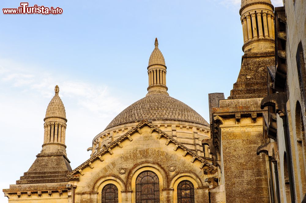 Immagine La cattedrale di Saint-Front a Perigueux, Francia. Nell'XI° secolo sul luogo di una precedente cappelletta datata VI° secolo venne costruita una chiesa con pianta a croce latina che fu poi distrutta da un incendio nel 1120. Sui resti venne edificata in seguito una nuova chiesa a pianta greca in stile romanico-bizantino completata nel 1173.