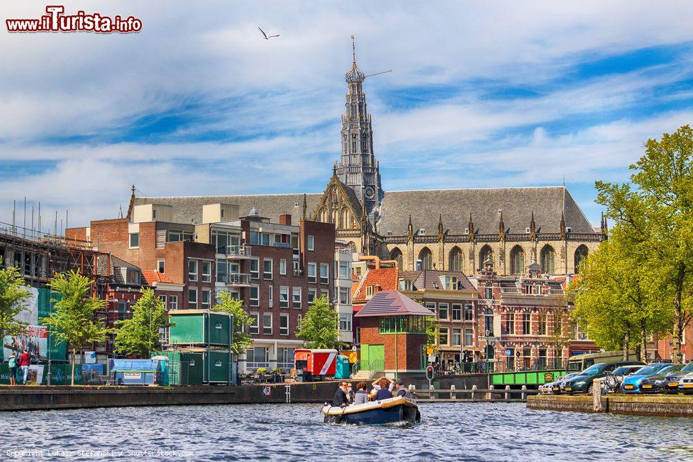 Immagine La cattedrale di San Bavone a Haarlem, Olanda, con barche sul canale - © Lukasz Stefanski / Shutterstock.com