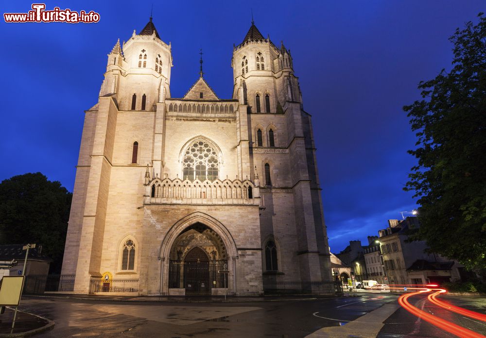 Immagine La cattedrale di San Benigno a Digione, Borgogna, Francia, fotografata di notte. Costruita fra il XIII° e il XIV° secolo, è la chiesa principale di Digione. Dal 1862 è monumento storico di Francia.
