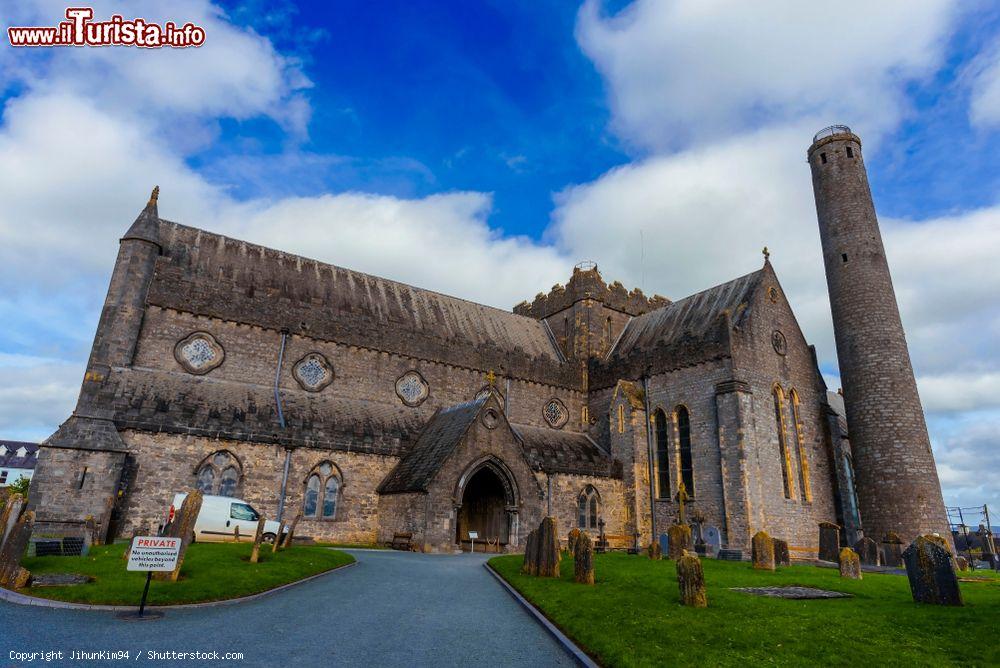 Immagine La cattedrale di San Canizio a Kilkenny, Irlanda. L'attuale edificio religioso venne edificato fra il 1202 e il 1285 ma sorge su una preesistente costruzione. La torre campanaria si eleva per 30 metri e rappresenta la struttura più antica di tutto il complesso religioso - © JihunKim94 / Shutterstock.com