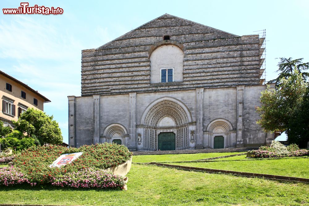 Immagine La cattedrale di San Fortunato a Todi, Umbria. Situata nei pressi di Piazza del Popolo, questa bella chiesa duecentesca in stile gotico ospita nella sua cripta la tomba di quattro santi fra cui San Cassiano.
