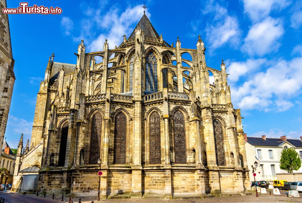 Immagine La cattedrale di San Gaziano a Tours, Francia. Iniziata nel XIII° secolo, è stata completata solo nella prima metà del XVI° secolo. E' famosa per la facciata elaboratissima e per le vetrate istoriate.