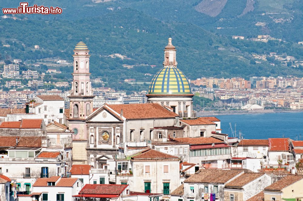 Immagine La cattedrale di San Giovanni Battista a Vietri sul Mare, Campania, Italia. La chiesa è il principale monumento cittadino e al tempo stesso l'elemento che caratterizza la skyline con la sua cupola con maioliche.