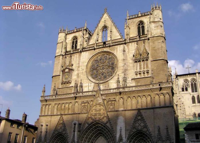 Immagine La cattedrale di San Giovanni Battista e Santo Stefano di Lione, Francia. Dal 1862 è monumento storico di Francia. La chiesa domina il quartiere medievale e rinascimentale della città, ai piedi della colline di Fourviereai bordi della Saona - © Pierdelune / Shutterstock.com