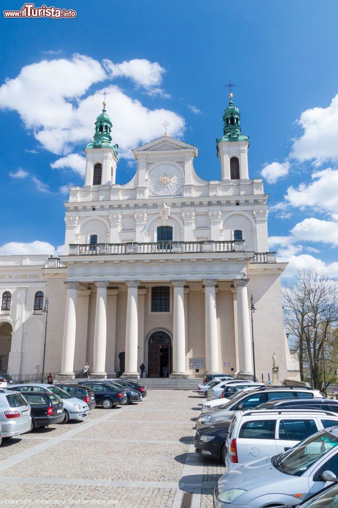 Immagine La cattedrale di San Giovanni Battista nella città di Lublino, Polonia. La facciata bianca e color crema è impreziosita dalle cupole verdi delle due torri che completano l'edificio sacro - © Robson90 / Shutterstock.com