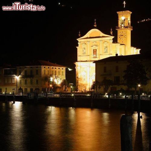 Immagine La Cattedrale di San Martino Vescovo fotografata in notturna: siamo a Marone sul Lago di Iseo - © Pro Loco di Marone