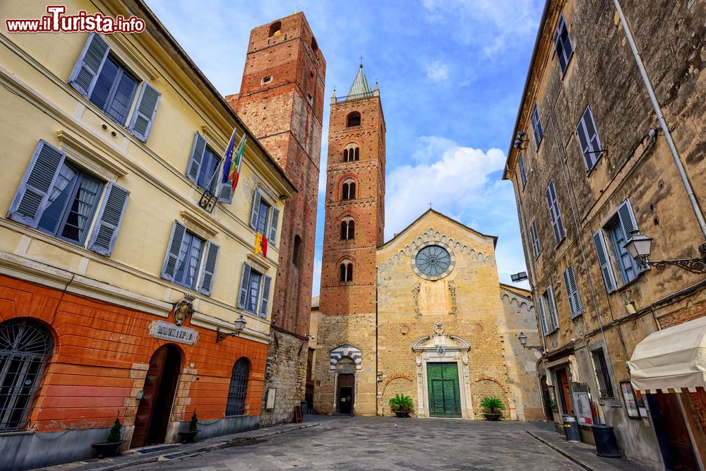 Immagine La cattedrale di San Michele Arcangelo a Albenga, Liguria. Situato nel centro storico del paese, questo edificio religioso ha subito numerosi interventi di restauro e consolidamento.