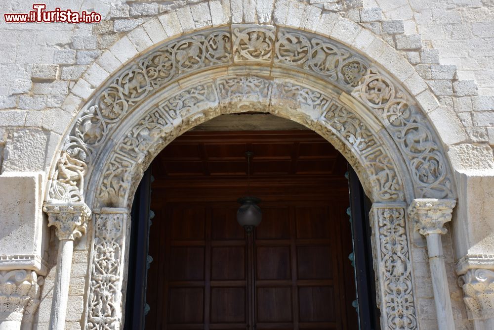 Immagine La cattedrale di San Nicola Pellegrino a Trani, Puglia: arco d'ingresso con capitelli e decorazioni scultoree.