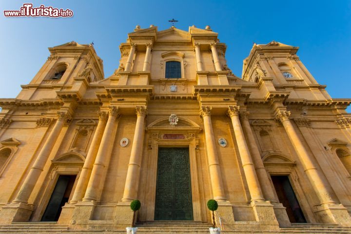 Immagine La Cattedrale di San Nicolò, Cattedrale di Noto, vista dal basso - la Cattedrale di San Nicolò è il luogo di culto più importante di Noto, oltre che sede della diocesi della città, e la sua costruzione risale al 1703, quando fu aperta e intitolata a San Nicolò, vescovo di Mira. - © Rinaldofr / Shutterstock.com