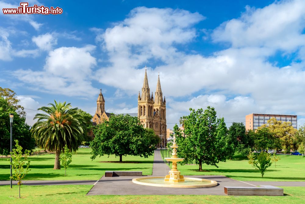 Immagine La cattedrale di San Pietro a Adelaide, Australia, vista attraverso i giardini Pennington, Australia.