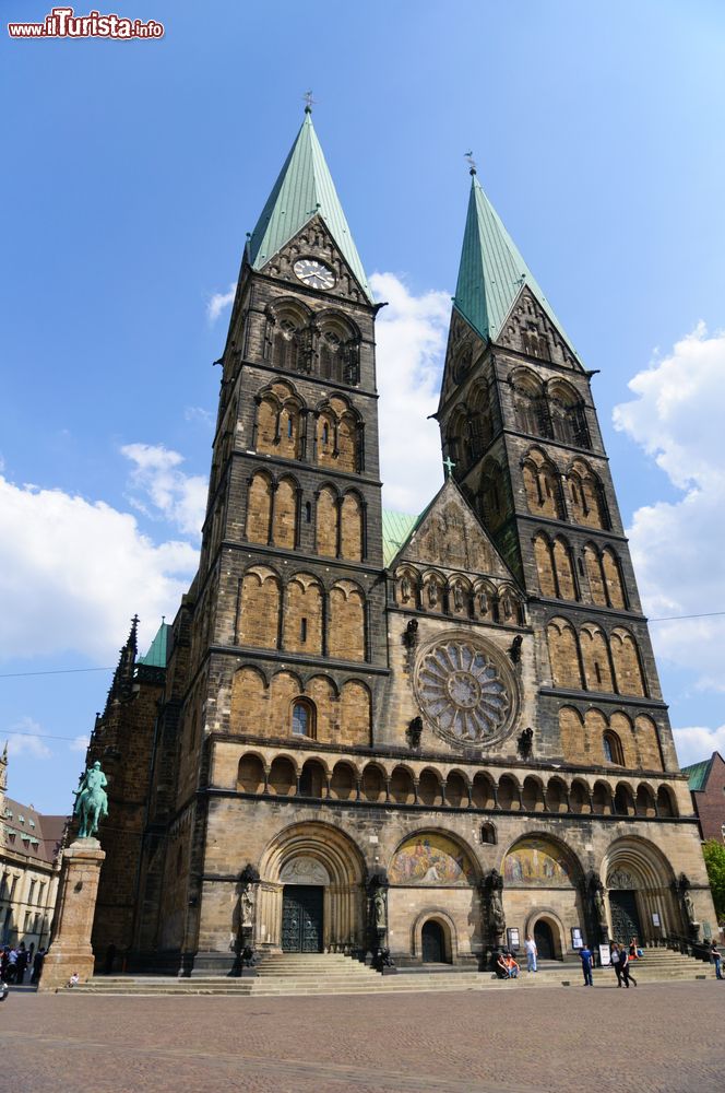 Immagine La cattedrale di San Pietro nel centro di Brema, Germania. Verso la fine del XIX° secolo, il duomo fu caratterizzato da un profondo restauro che portò una facciata a due torri a ovest e una torre centrale in stile neoromanico. Dal 1973 è un bene culturale tutelato.