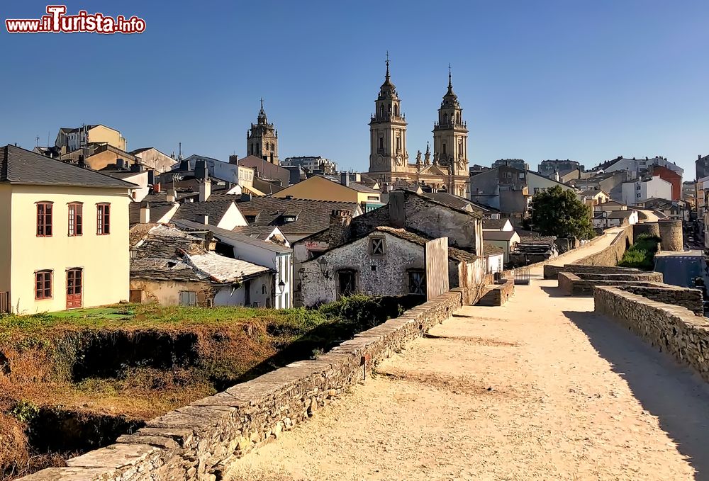 Immagine La cattedrale di Santa Maria a Lugo vista dalle mura romane (Spagna).