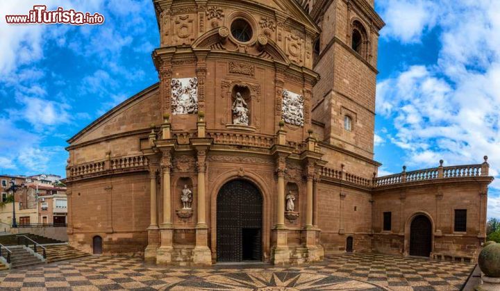 Immagine La cattedrale di Santa Maria Assunta a Calahorra, Spagna: sorge sul luogo del martirio dei patroni della città, i santi martiri Emeterio e Cheledonio.