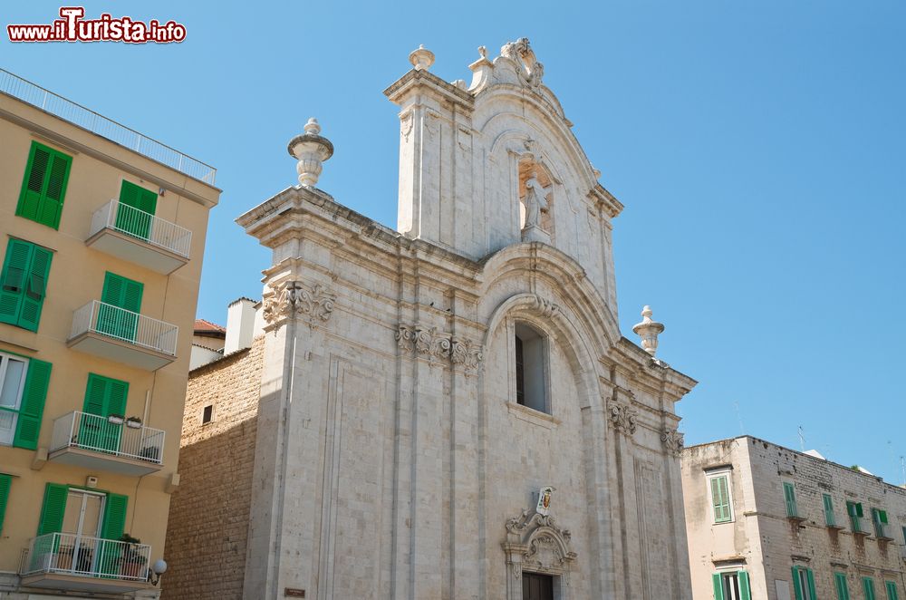 Immagine La Cattedrale di Santa Maria Assunta a Molfetta, Puglia. La sua maestosa facciata venne completata nel 1744 dopo anni di lavori avviati nel 1610 e conclusi solo nel XVIII° secolo. In alto è collocata la statua di Sant'Ignazio di Loyola, fondatore della Compagnia di Gesù.