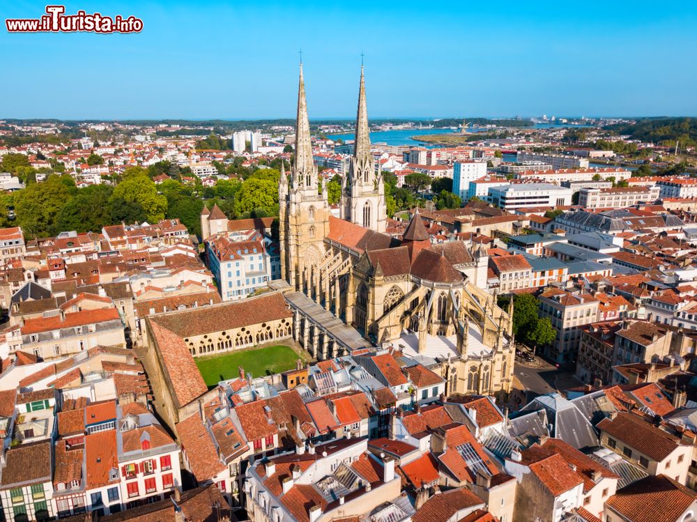 Immagine La cattedrale di Santa Maria di Bayonne fotografata dall'alto, Francia. Si tratta del principale luogo di culto cattolico di questa città della Nuova Aquitania.