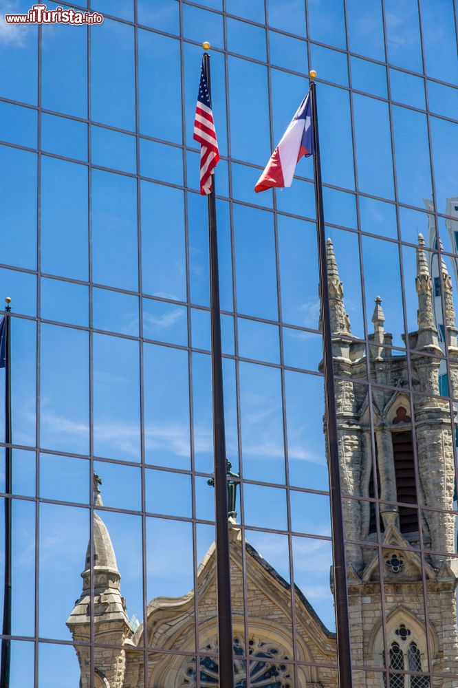 Immagine La cattedrale di Santa Maria riflessa in un palazzo di vetro a Austin, Texas.