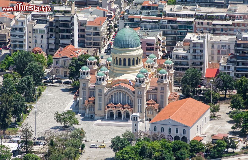 Immagine La cattedrale di Sant'Andrea a Patrasso (Grecia) vista dall'alto. La chiesa accoglie le reliquie ufficiali del santo nonostante sia stata costruita solo nel XIX° secolo.