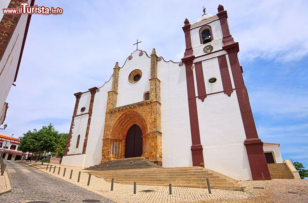 Immagine La cattedrale di Silves, Portogallo. Iniziata in stile gotico, la costruzione di questa chiesa, una delle più importanti dell'Algarve, si è protratta sino all'epoca barocca.