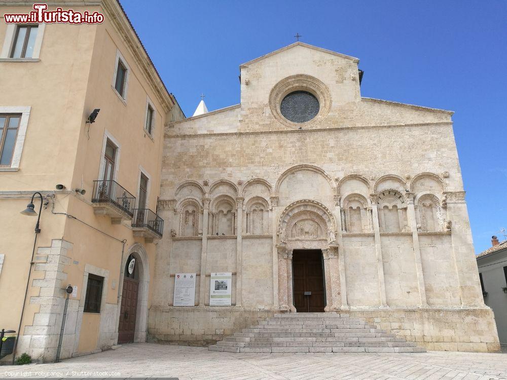 Immagine La cattedrale di Termoli nel centro storico, Molise. In stile romanico pugliese, la cattedrale cittadina ospita al suo interno i corpi dei santi patroni Basso e Timoteo - © robypangy / Shutterstock.com