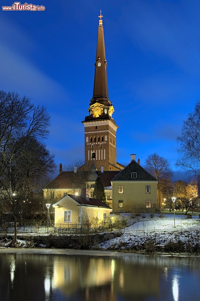 Immagine La cattedrale di Vasteras vista dal fiume Svartan in una mattina invernale, Svezia. Costruita nel XIII° secolo e consacrata il 16 agosto 1271, la cattedrale luterana originariamente romanica venne poi restaurata in forme gotiche.