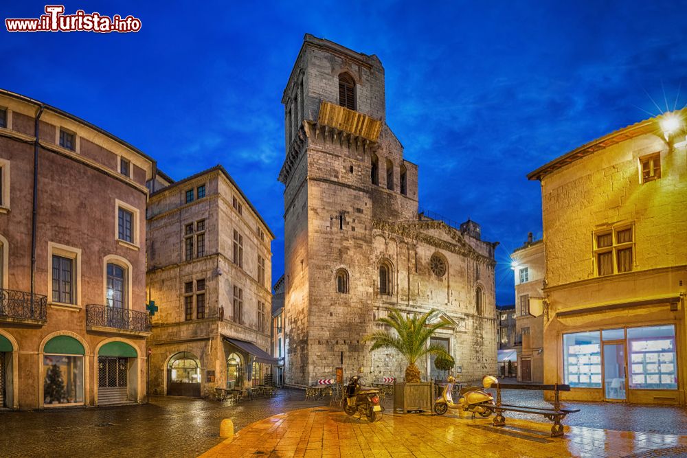 Immagine La cattedrale gotica romanica di San Castore e della Vergine Maria a Nimes by night, Francia.