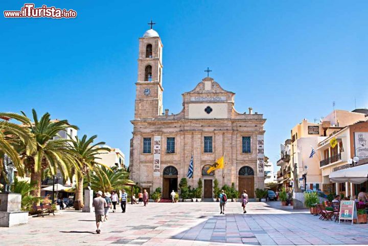 Immagine La cattedrale greco ortodossa di Chania, Creta, in una giornata estiva. Sorge in Plateia Mitropoleos Square ed è dedicata alla Vergine dei tre Martiri - © eFesenko / Shutterstock.com