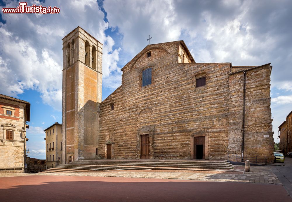 Immagine La cattedrale in Piazza Grande a Montepulciano, Toscana, Italia. Dedicata a Santa Maria Assunta, questa bella chiesa cattolica edificata fra il 1586 e il 1680 su progetto di Ippolito Scalza venne costruita sul luogo dell'antica pieve di Santa Maria di cui rimane superstite solo la massiccia torre campanaria.