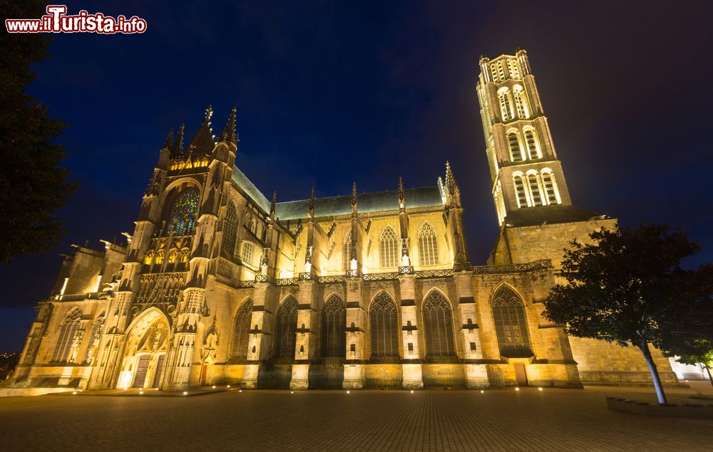 Immagine La cattedrale medievale di Santo Stefano illuminata di notte, Limoges, Francia. Sorge nel centro storico della città, non lontano dal fiume Vienne.