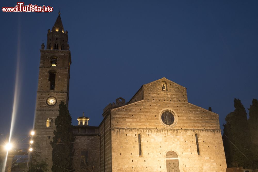Immagine La cattedrale medievale di Teramo, Abruzzo, di sera. Intitolato a Santa Maria Assunta, questo edificio religioso sorge nel cuore del centro storico di Teramo; dal 1902 è incluso nell'elenco dei Monumenti Nazionali Italiani.