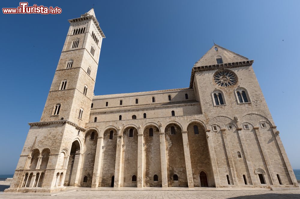 Immagine La cattedrale medievale di Trani, Puglia. Intitolata a San Nicola Pellegrino, è un classico esempio di architettura romanica pugliese. E' stata edificata con tufo calcareo della zona.