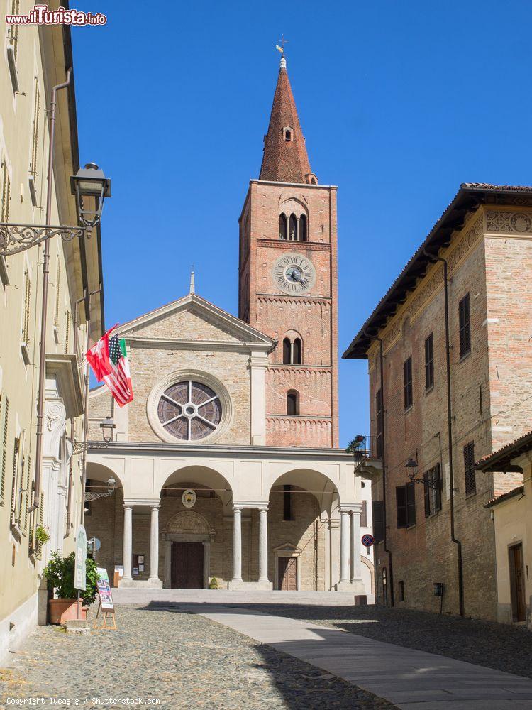 Immagine La cattedrale romanica di Santa Maria Assunta a Acqui Terme, Piemonte. Costruita a partire dal X° secolo e consacrata nel 1067 dal vescovo Guido, si presenta con pianta a croce latina originariamente a tre navate divenute poi cinque nel XVIII° secolo - © lucag_g / Shutterstock.com