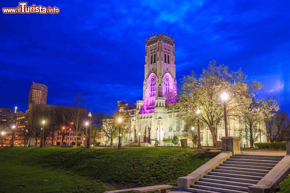 Immagine La cattedrale scozzese di Indianapolis (Indiana) al tramonto. Fu costruito fra il 1927 e il 1929 e rappresenta uno dei più interessanti esempi di architettura neo-gotica degli Stati Uniti. 