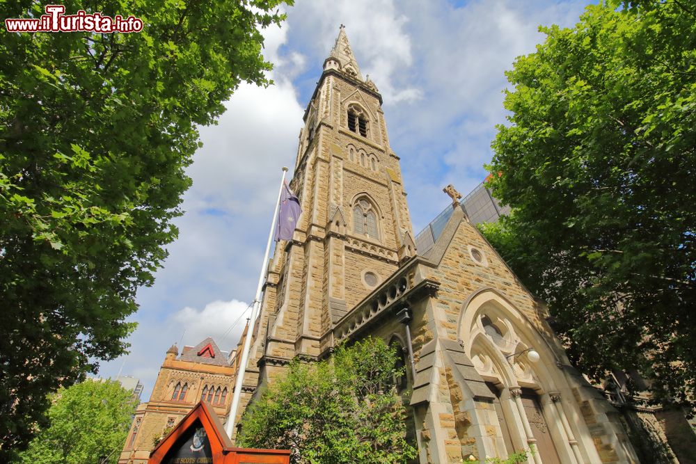 Immagine La cattedrale scozzese nel centro di Melbourne, Australia, con la torre campanaria.