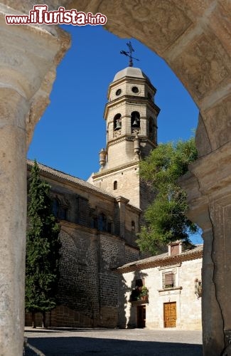 Immagine La cattedrale vecchia di Baeza, Andalusia, Spagna. Eretta dove un tempo sorgeva una moschea, fu consacrata nel 1147 e dedicata a San Isidoro l'Agricoltore. In seguito venne intitolata alla Nascita di nostra Signora - © Arena Photo UK / Shutterstock.com