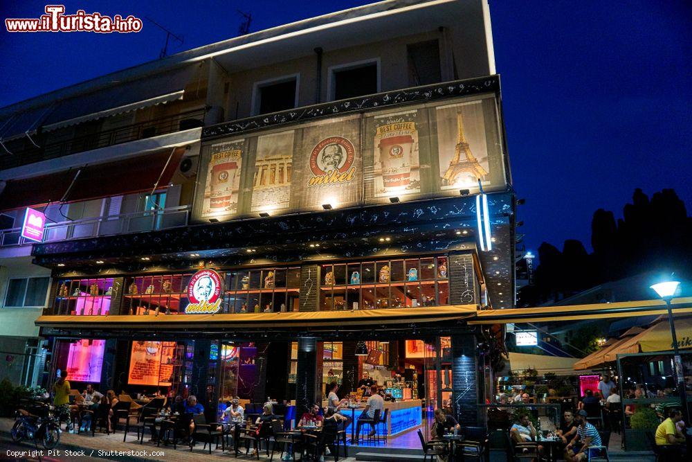 Immagine La celebre caffetteria Mikel nel centro di Kalambaka, Tessaglia, Grecia, by night. Si tratta di una catena greca di caffé - © Pit Stock / Shutterstock.com