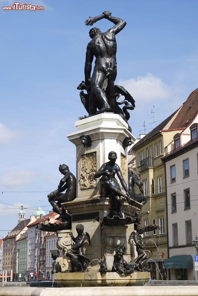 Immagine La celebre fontana di Ercole nel cuore di Augusta, Germania.