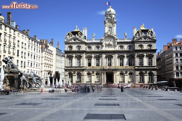 Immagine La celebre piazza Terreaux a Lione, Francia. Dominata da una bellissima fontana disegnata da Frédéric-Auguste Bartholdi, uno dei progettisti della Statua della Libertà, questa piazza del centro di Lione è un punto di riferimento per i cittadini e i turisti - © prochasson frederic / Shutterstock.com