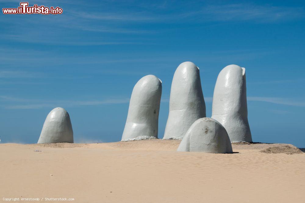Immagine La celebre scultura La Mano a Punta del Este, dipartimento di Maldonado, Uruguay, che spunta dalla sabbia. E' il simbolo di questa località - © ernestovdp / Shutterstock.com