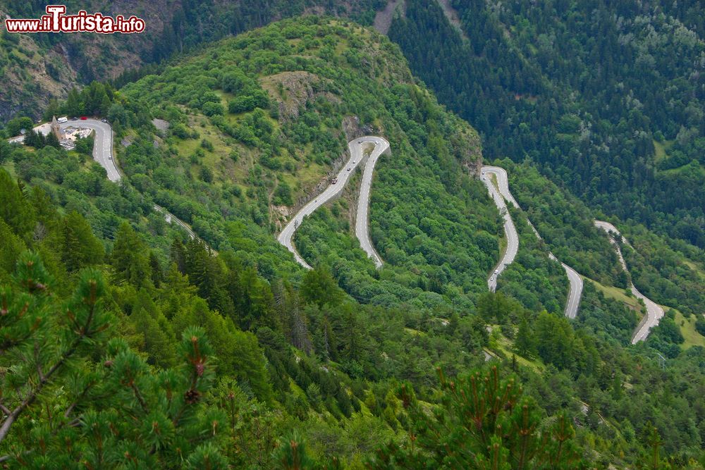 Immagine La celebre strada con curve a gomito dell'Alpe d'Huez, Francia, vista dall'alto.