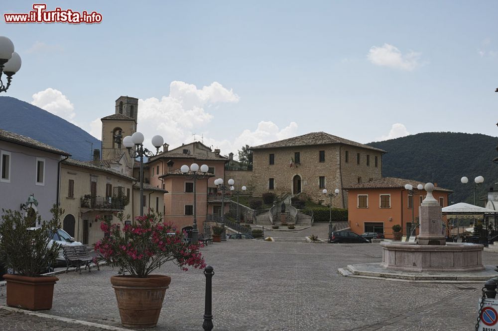 Immagine La centrale Piazza Pontano a Cerreto di Spoleto in Umbria  - © ArishG, CC BY-SA 4.0, Wikipedia