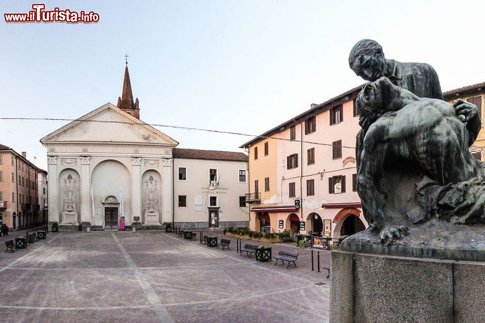 Immagine La centrale Piazza Sant'Agostino a Carmagnola (Piemonte) - ©  Angelo Miele - CC BY-SA 4.0, Wikipedia