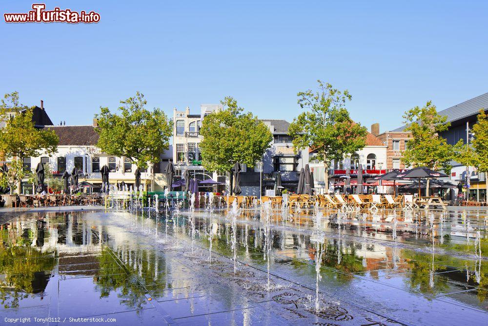 Immagine La centralissima Hill Square a Tilburg, Olanda. Situata nel centro storico, è da sempre considerata il ritrovo degli abitanti grazie ai suoi caffé all'aperto - © TonyV3112 / Shutterstock.com