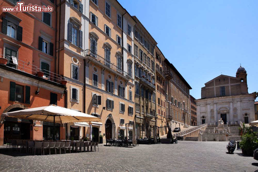 Immagine La centralissima Piazza del Plebiscito in Ancona, sullo sfondo la chiesa di San Domenico