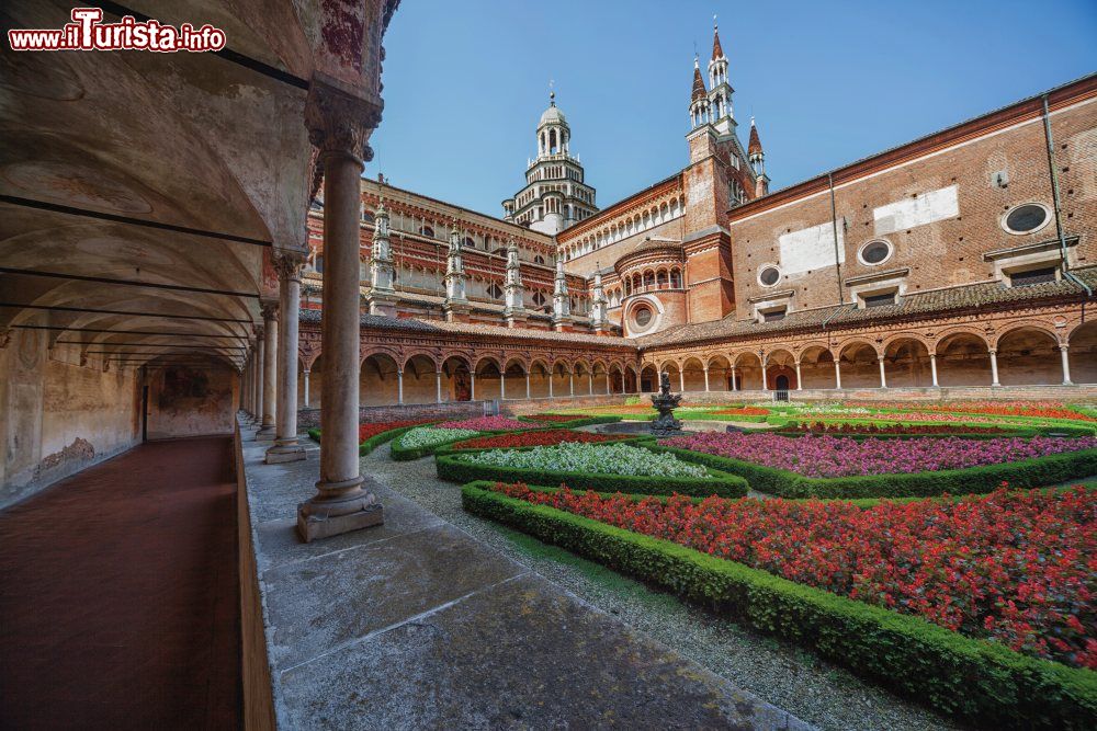 Immagine La Certosa di Pavia, una delle mete religiose della Lombardia. Il bel chiostro di questo complesso monumentale ospita al cnetro un giardino fiorito.